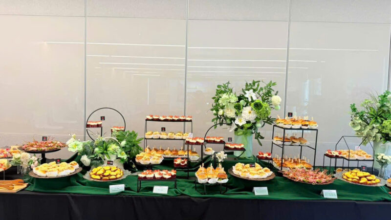 Tiệc cưới sang trọng với bàn tiệc được trang trí bởi Lam Lam Catering