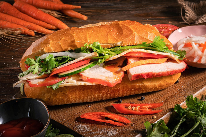 Ổ bánh mì truyền thống Việt Nam giòn rụm và đậm đà hương vị Ổ bánh mì truyền thống Việt Nam giòn rụm và đậm đà hương vị