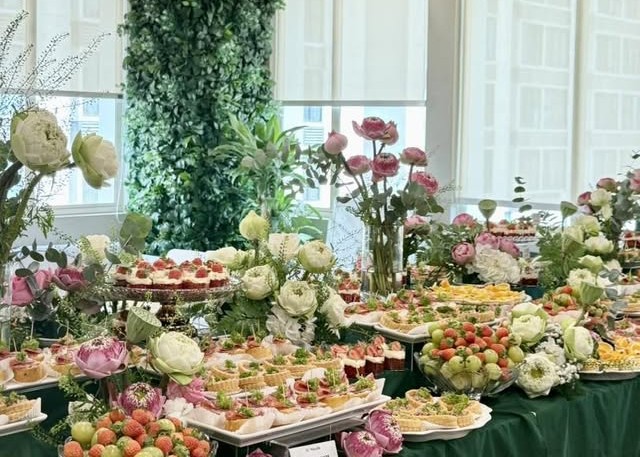 Tiệc bàn tận nơi cho công ty, sang trọng, chuyên nghiệp và ấn tượng
