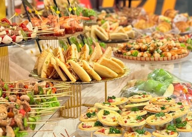 Vì sao nên chọn tiệc catering cho Giáng Sinh thay vì tự tổ chức