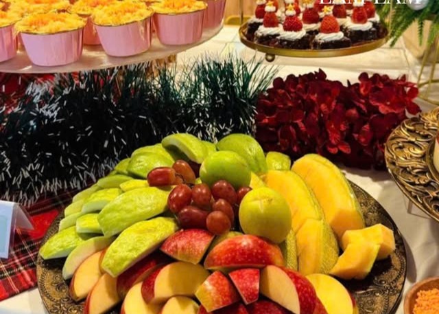 Bàn tiệc trái cây mix bánh ngọt tạo điểm nhấn thị giác