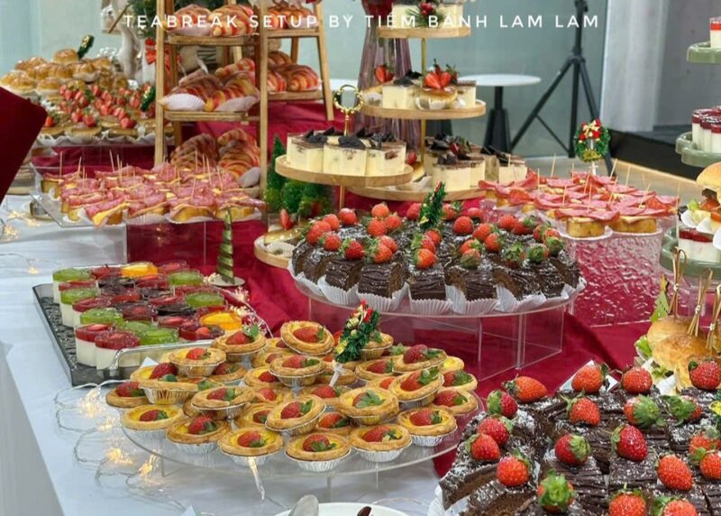 mẫu Christmas Cake HCM hot nhất năm nay từ Lam Lam Catering