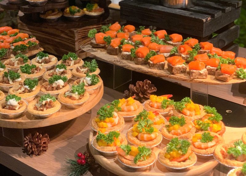 Vì Sao Doanh Nghiệp Nên Chọn Dịch Vụ Catering Trọn Gói Cuối Năm?