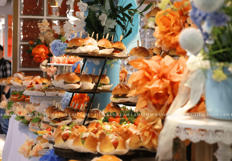 Bàn tiệc finger food cao cấp tạo dấu ấn thương hiệu