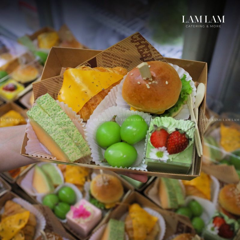 Đặt Cake Box Doanh Nghiệp trọn gói tại Lam Lam Catering