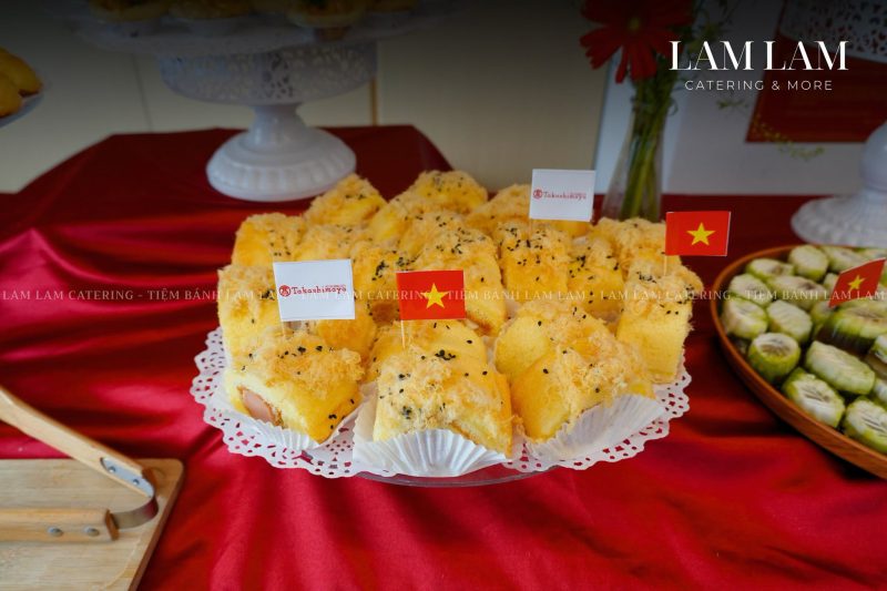 Tiệc 2/9 văn phòng Takashimaya rộn ràng sắc đỏ