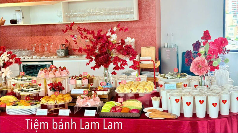 Bàn tiệc bánh ngọt đa dạng do Lam Lam Catering chuẩn bị