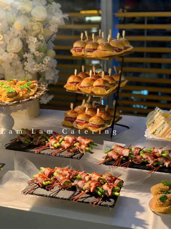 Bàn tiệc canapes sang trọng của Lam Lam Catering